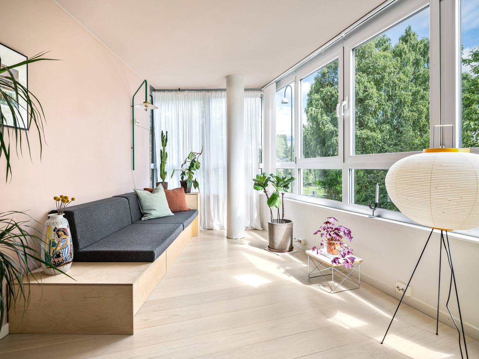 Her får du deilig morgensol som skinner inn, og det er hyggelig utsyn mot grøntområder. Bildet er fra forrige salg. Galleribilde