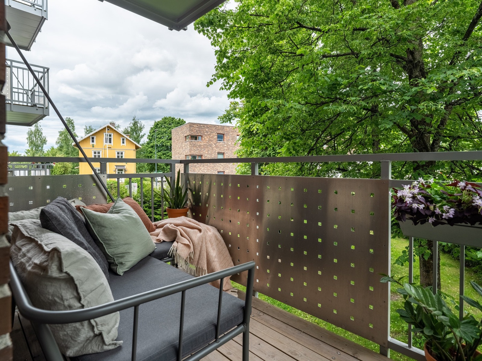 Både vår, sommer og høst får leiligheten et ekstra oppholdsrom på ca. 4,5 m², som er perfekt for sene sommerkvelder med noe godt i glasset. Bildet er fra forrige salg. Galleribilde