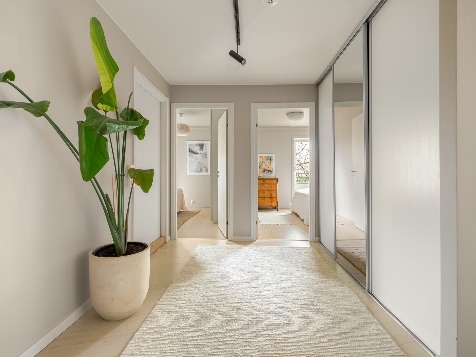 Entreen er meget romslig med en stor og praktisk garderobe med skyvedører. Galleribilde