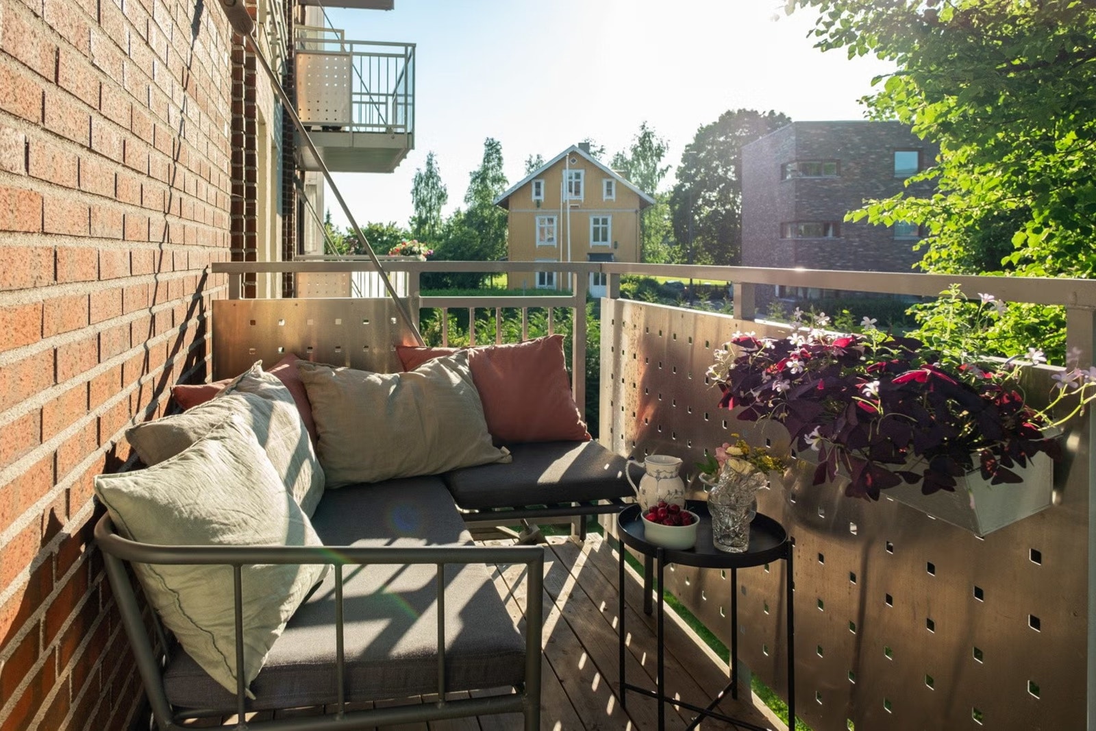 Her kan du nyte den fine ettermiddags- og kveldssolen. Bildet er fra forrige salg (tatt av tidligere selger). Galleribilde