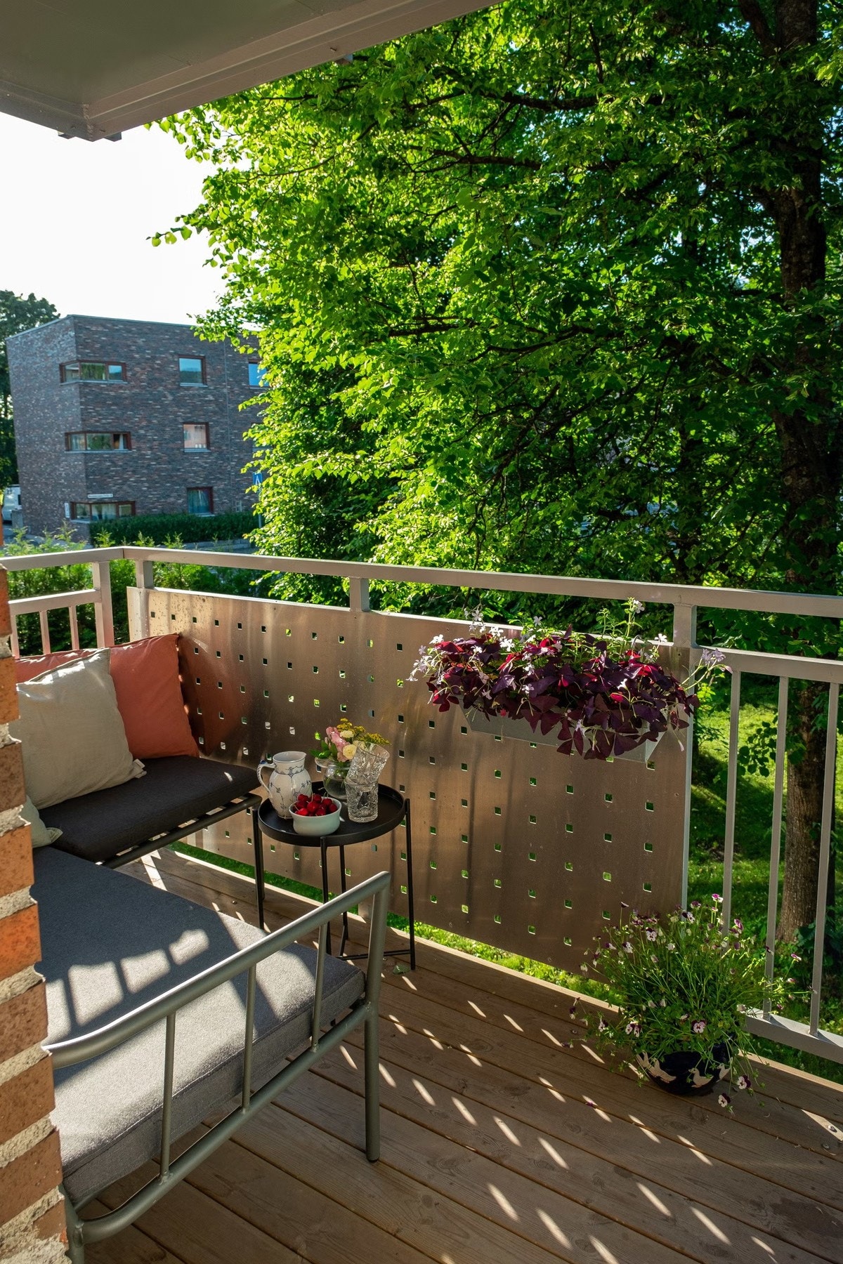 Balkongen er en deilig forlengelse av leiligheten. Bildet er fra forrige salg (tatt av tidligere selger). Galleribilde