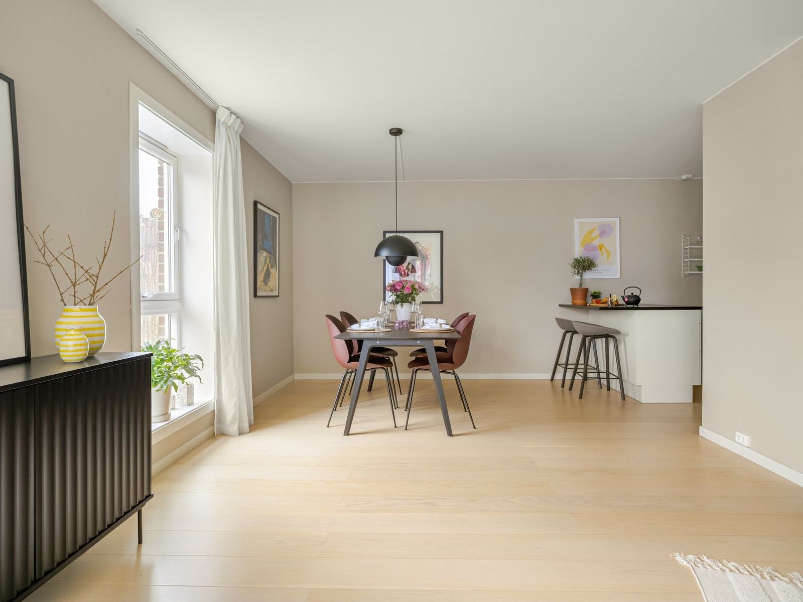 Stuen er svært romslig, og spisegruppen finner sin naturlige plass i tilknytning til kjøkkenet. Det er fine muligheter for langbord ved større besøk. Galleribilde