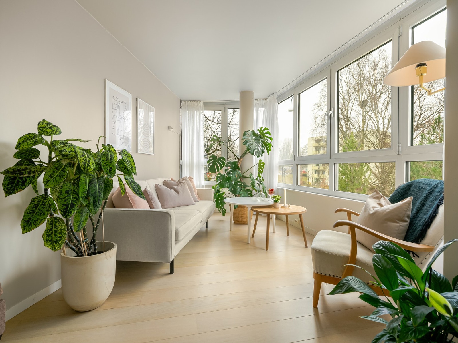 Stuen er et skikkelig godt rom å være i. Den tidligere vinterhagen på hjørnet er integrert i stuen, som i kombinasjon med de store vindusflatene gir masse deilig lys og luft i rommet. Galleribilde