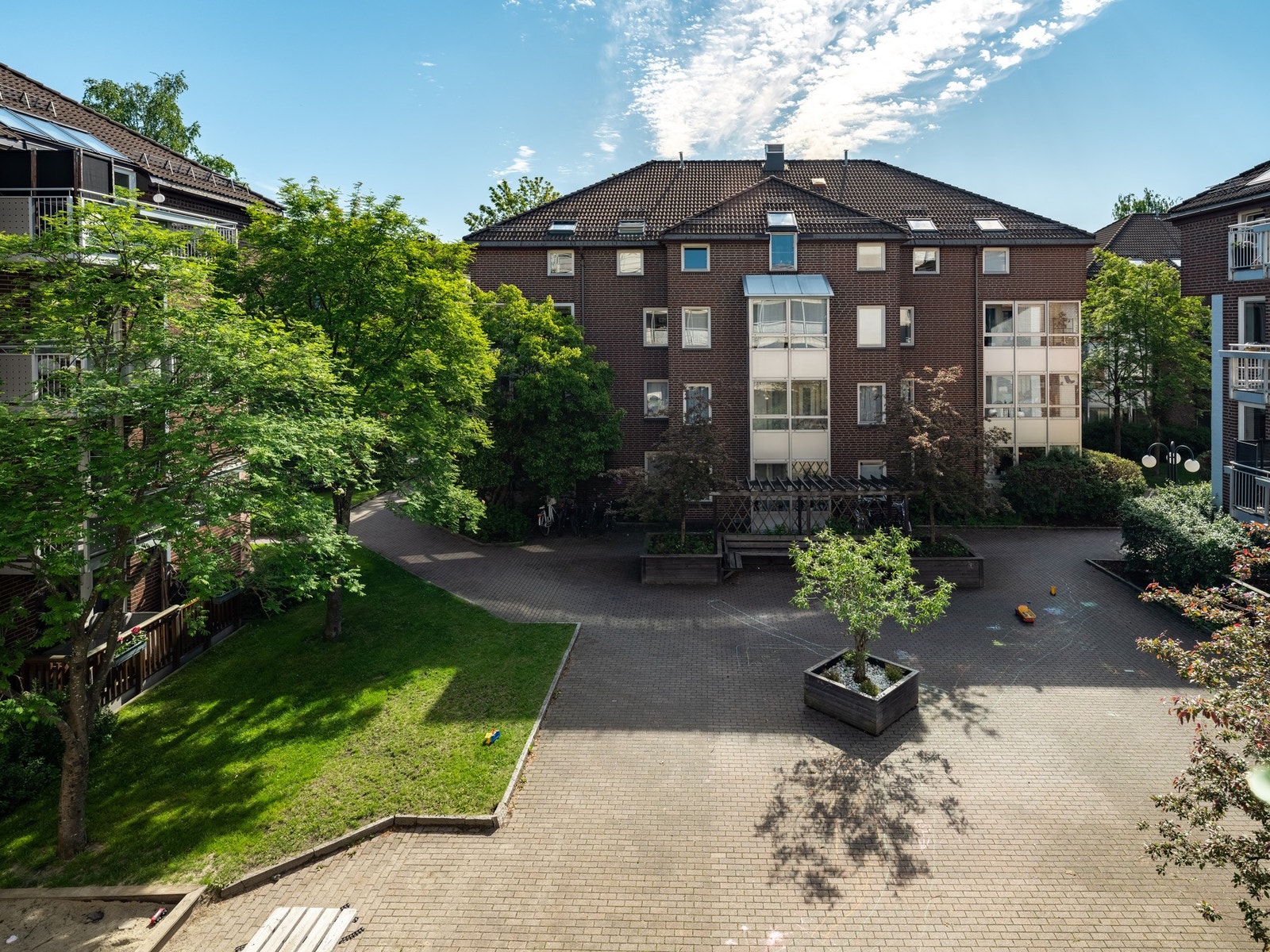 Badebakken Borettslag fremstår som veldrevet og har en ryddig økonomi. Gårdsrommet ligger skjermet fra veien og er grønt og frodig til stor glede for beboerne. Galleribilde