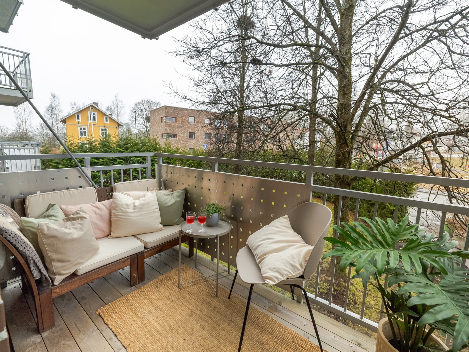 Det er god plass en hyggelig sittegruppe, og naturligvis tillatt å bruke elektrisk- eller gassgrill. Bildet er fra forrige salg. Galleribilde