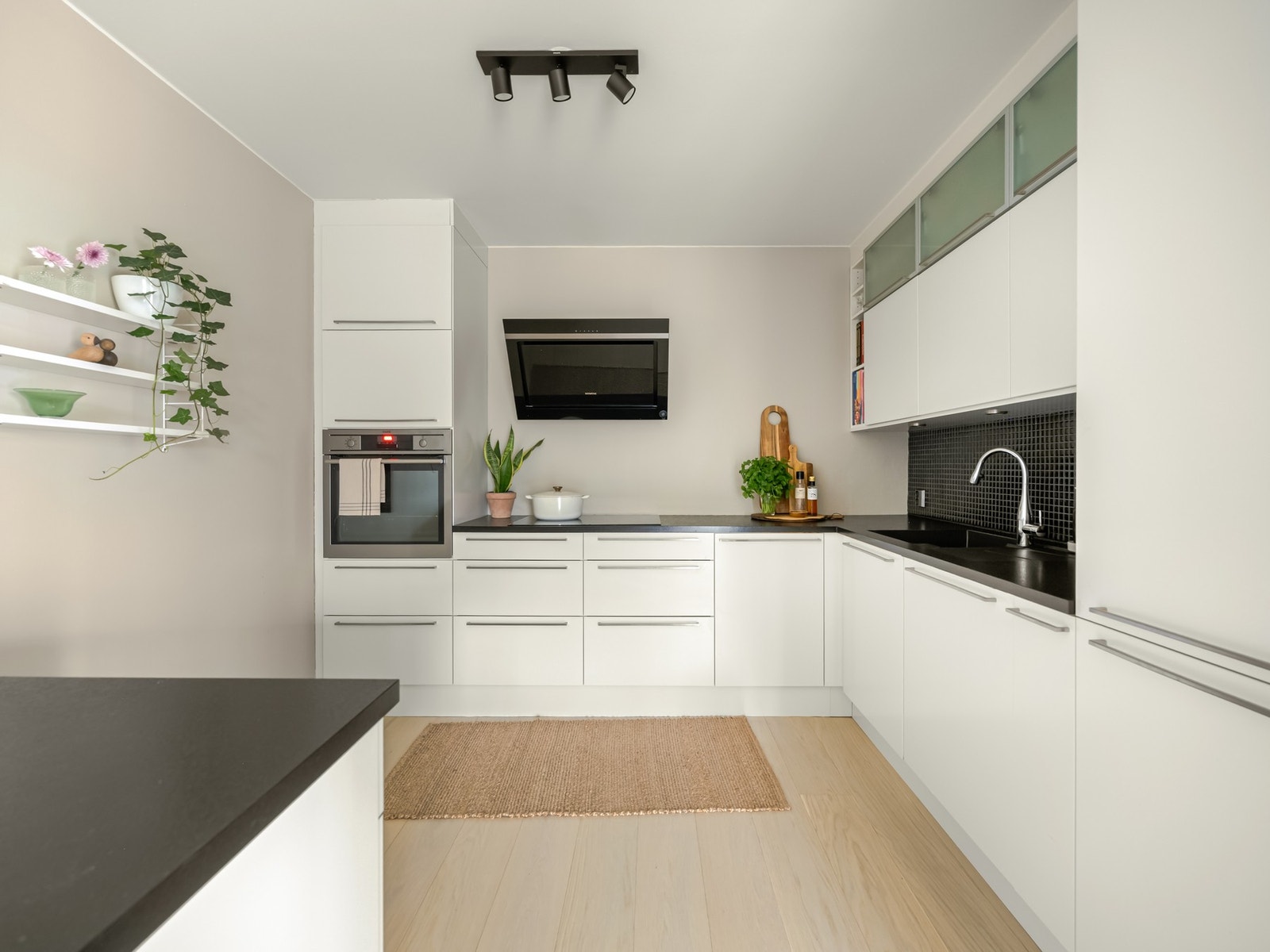 Leiligheten har et meget innbydende og delikat kjøkken fra HTH. Galleribilde