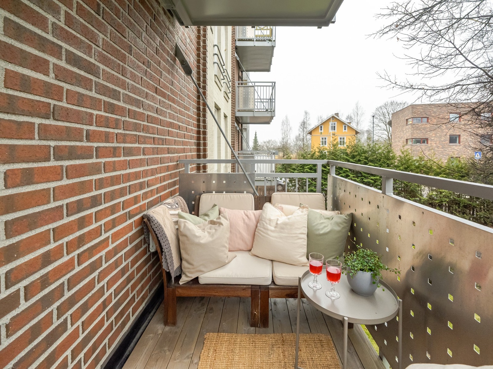 Balkongen ble oppført i regi av borettslaget i 2019, og det er fint utsyn mot grønne fellesområder og bygårdene rundt. Galleribilde