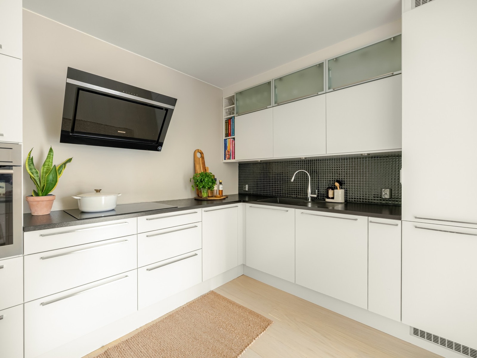 Det er integrerte hvitevarer som koketopp, komfyr, ventilator, oppvaskmaskin og kjøle- og fryseskap. Alle hvitevarer medfølger selvfølgelig leiligheten ved salg. Det ble montert nytt kjøle- og fryseskap fra AEG i august 2022. Galleribilde