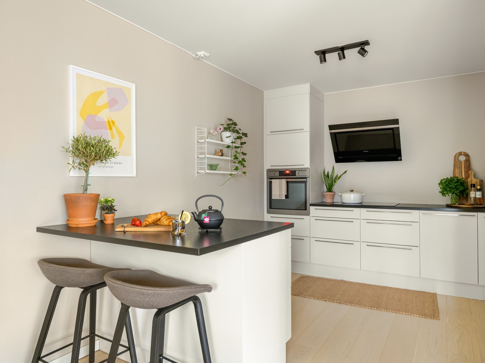 Den praktiske kjøkkenøya er perfekt for matlaging og skaper et naturlig skille mellom kjøkken og spiseplassen. Galleribilde