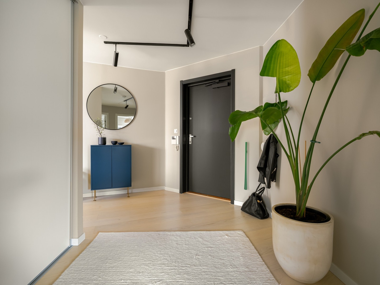 Det gode inntrykket starter allerede når man kommer inn. Her er det god plass til å henge fra seg yttertøy og plassere sko. Galleribilde