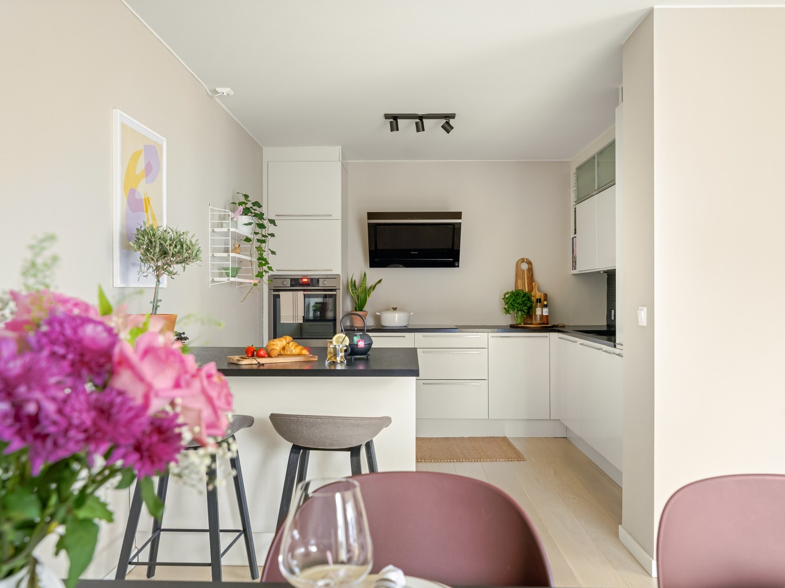 Dette er en lys og svært delikat 3-roms hjørneleilighet med en sentral og attraktiv beliggenhet på Bjølsen. Galleribilde