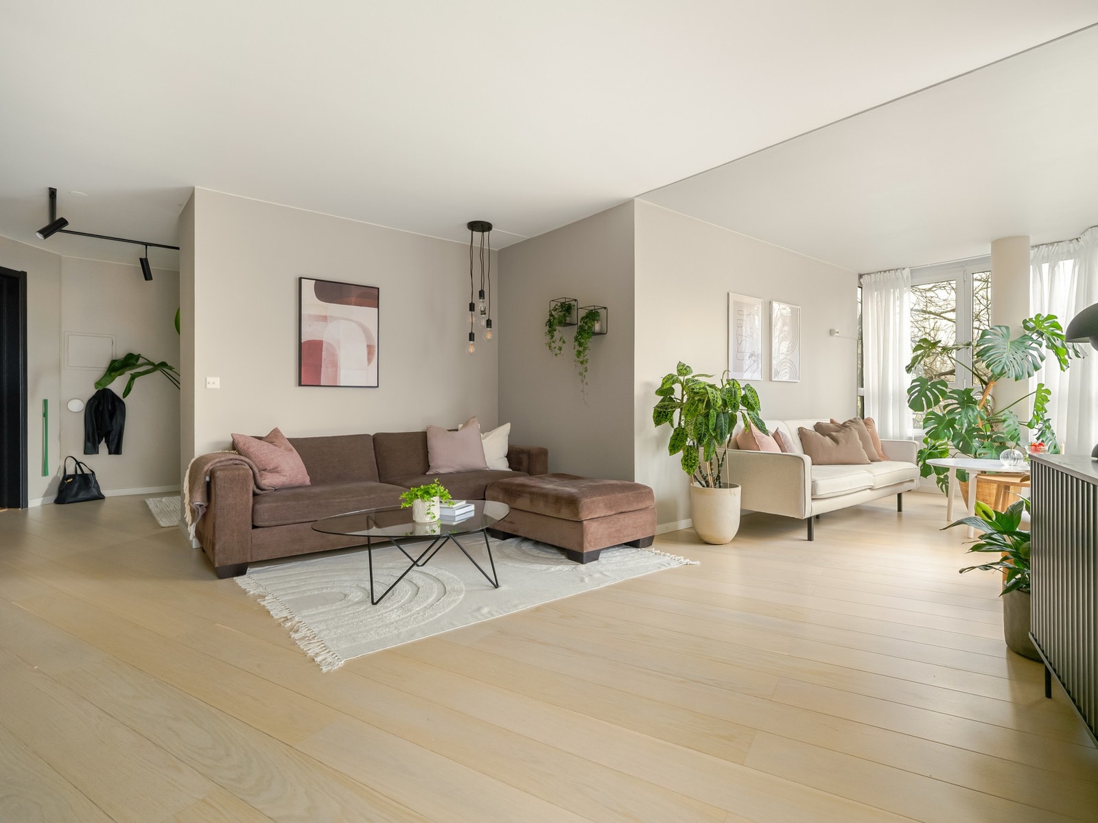 Alle overflater er de senere år malt i delikate fargetoner, og den pene enstavs parketten ble lagt i 2020. Galleribilde