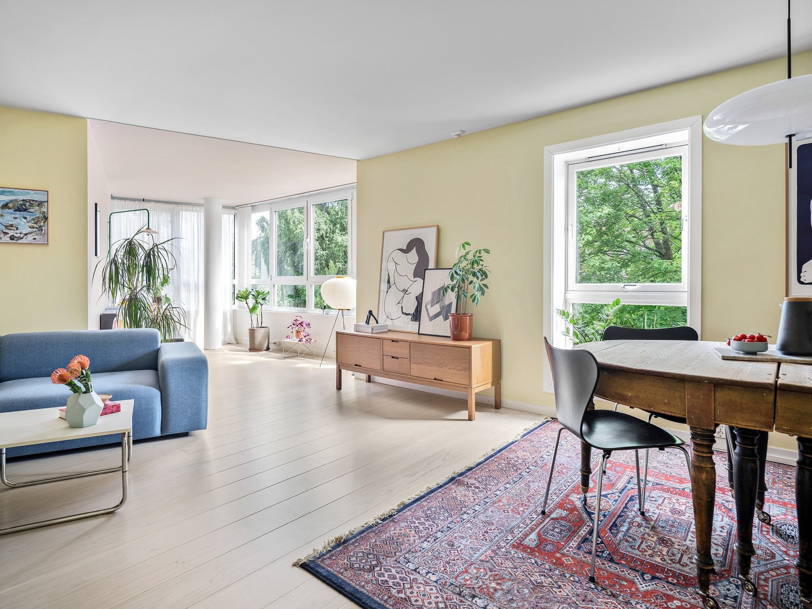 Her trenger du i grunn ikke kunst på veggene fordi de grønne trærne utenfor gjør jobben. Vi har med et par bilder fra forrige gang leiligheten ble solgt, slik at du kan se den i sommer-stemning. Galleribilde