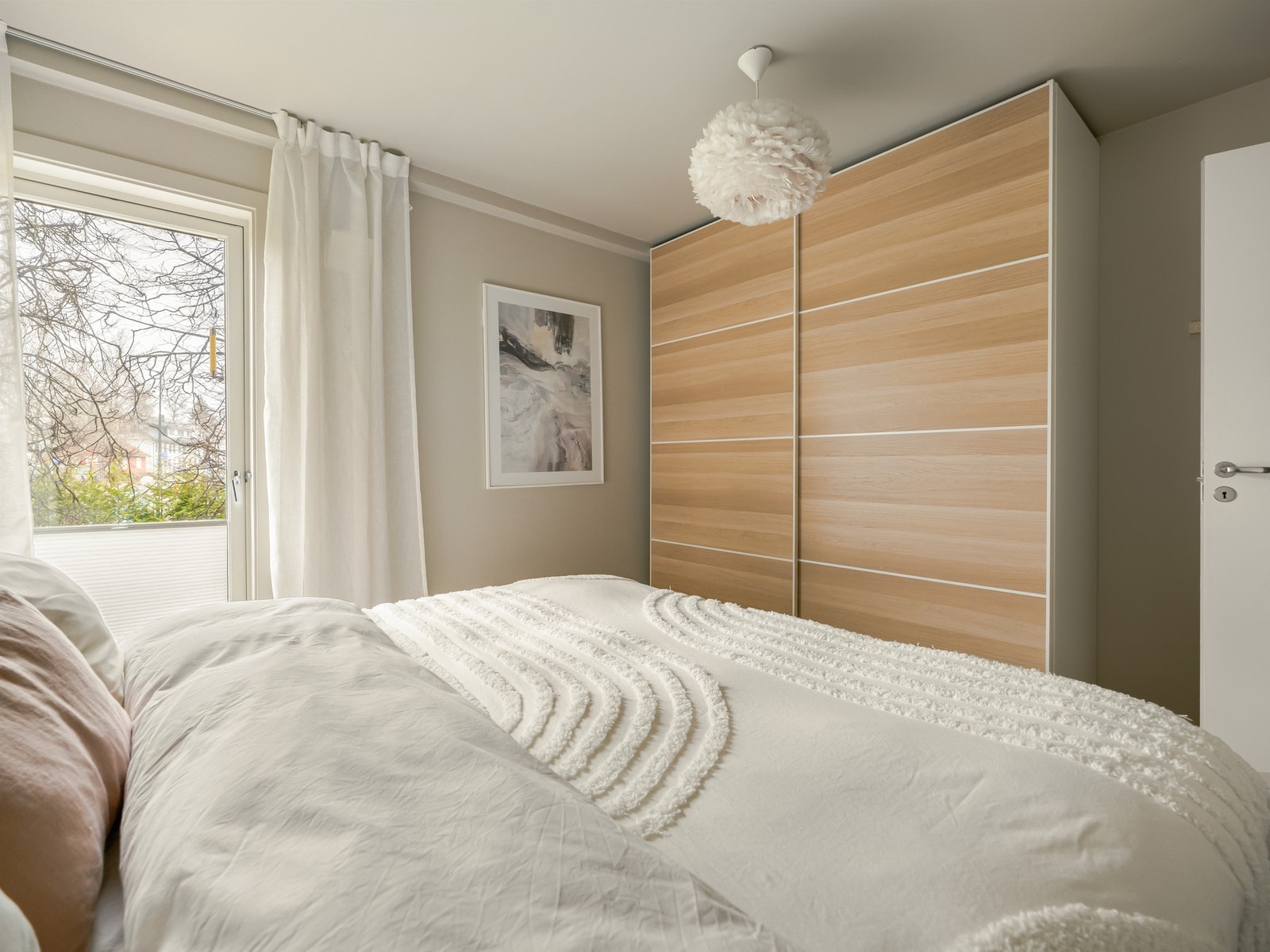 I likhet med hovedsoverommet, er det her en praktisk garderobe for ekstra oppbevaring som medfølger. Galleribilde