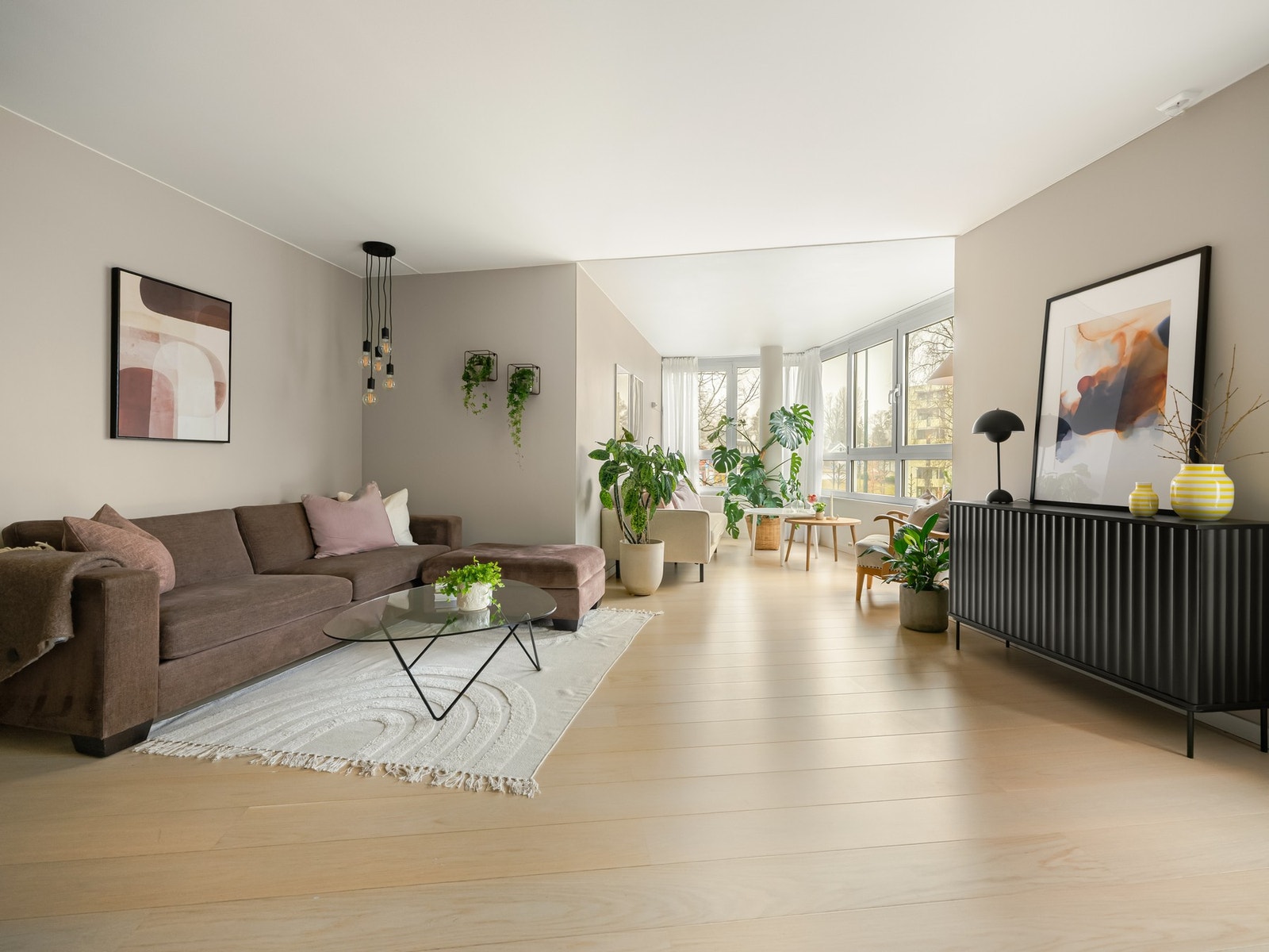 Dette er det naturlige oppholdsstedet hvor det er god plass til en hyggelig sofagruppe, salongbord og TV-benk. Galleribilde