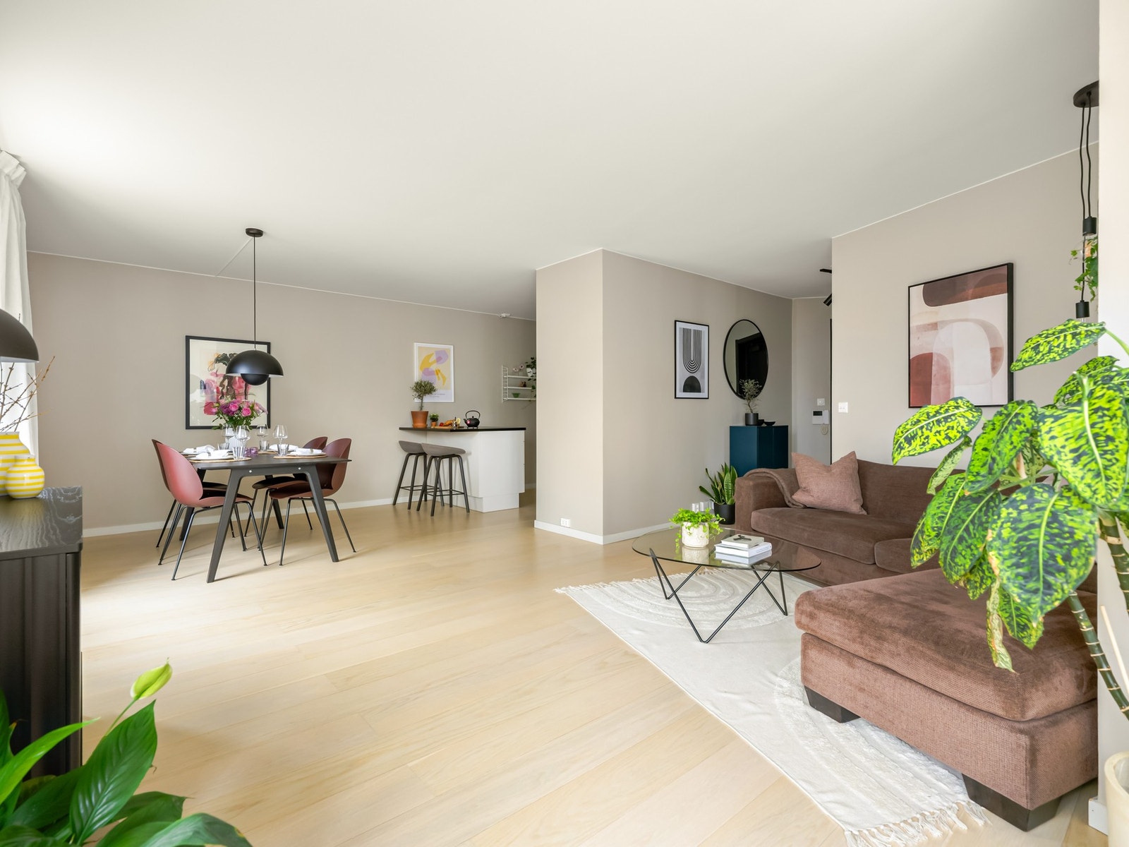 Den delvis åpne stue- og kjøkkenløsningen gjør dette til et sosialt allrom. Galleribilde