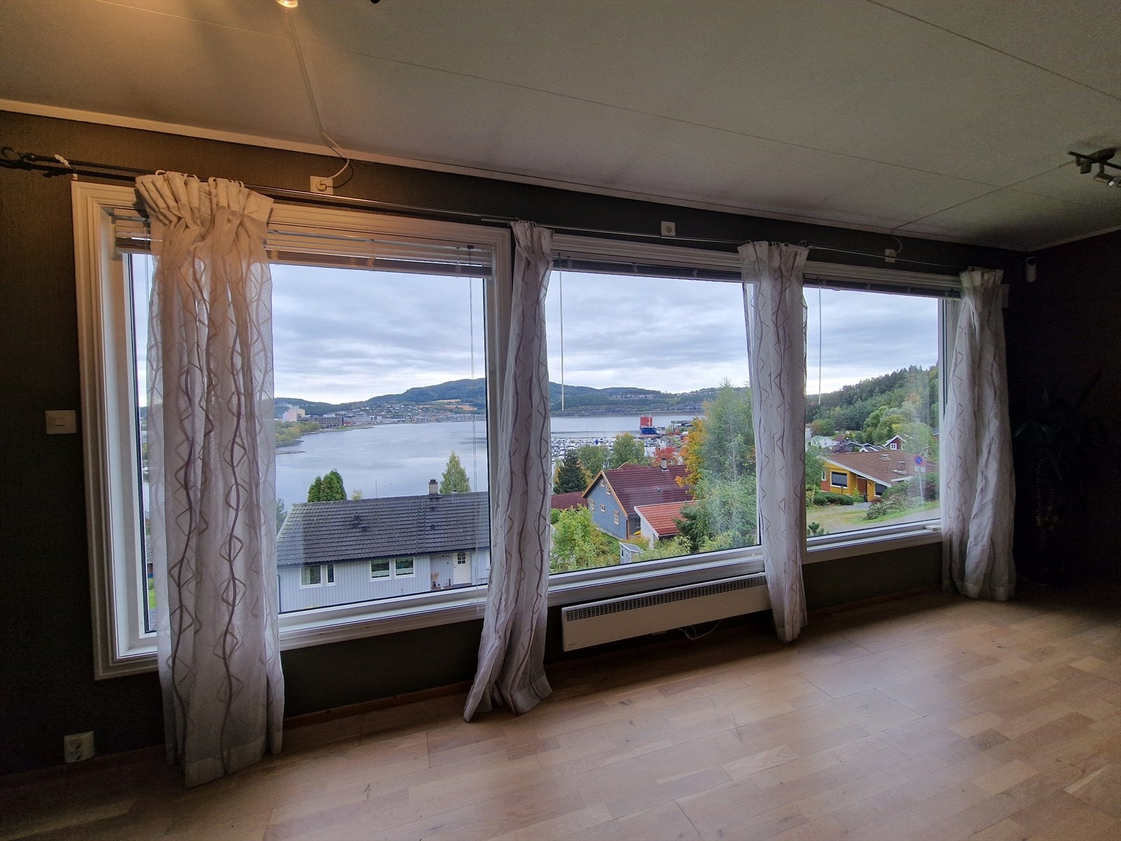 Fra stuen vil man få fin utsikt mot Beitstadfjorden Galleribilde