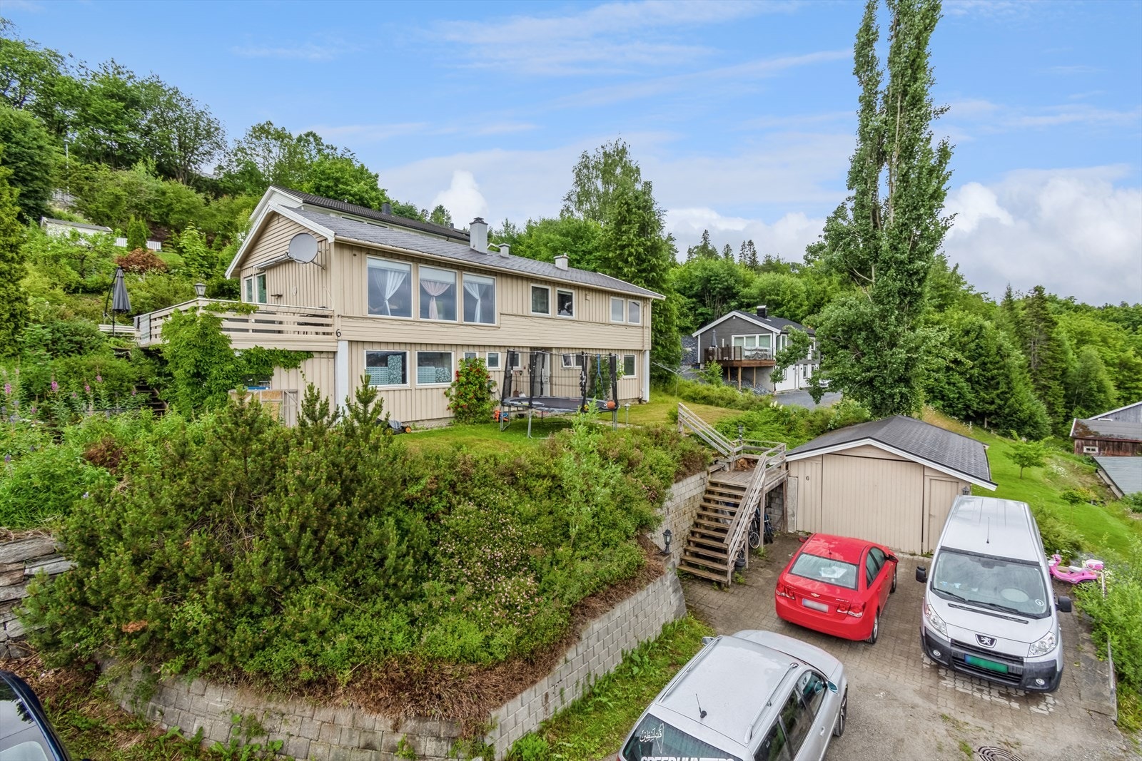 Her får du en fin enebolig i Bogen med garasje og egen utleiedel Galleribilde