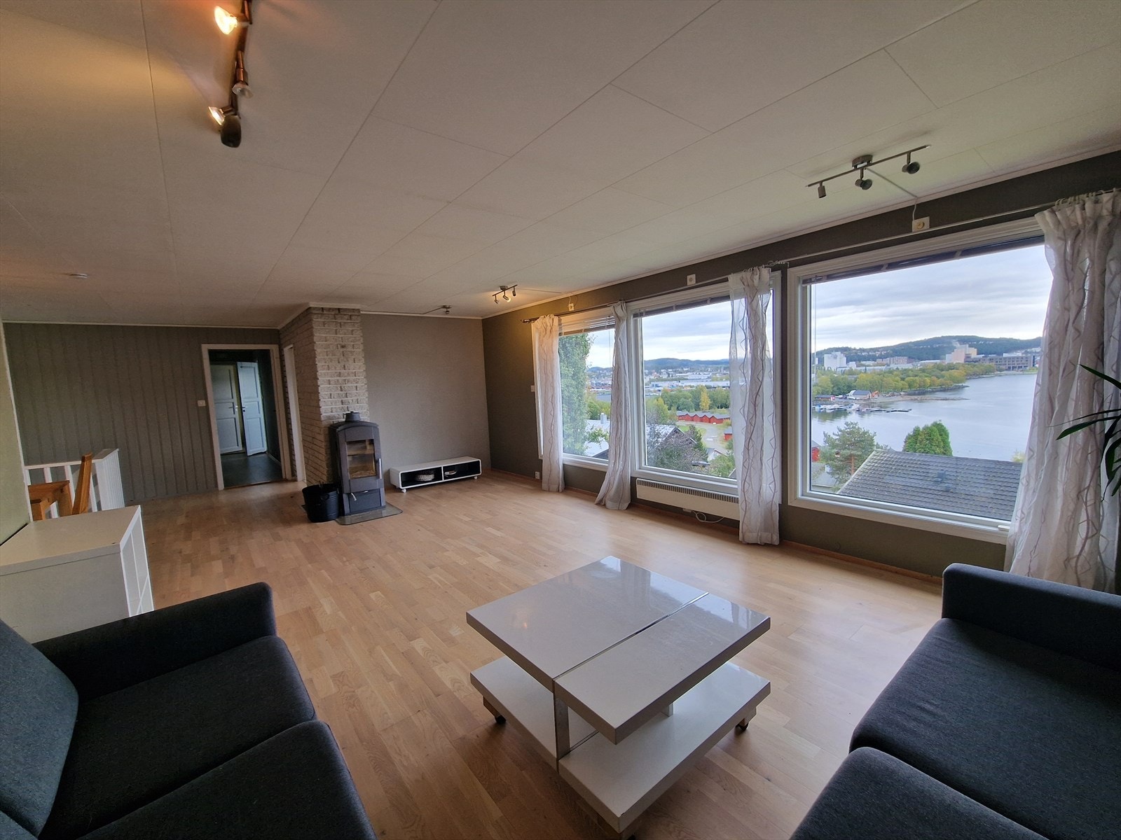 Boligen varmes opp av panelovner og vedovn. Galleribilde