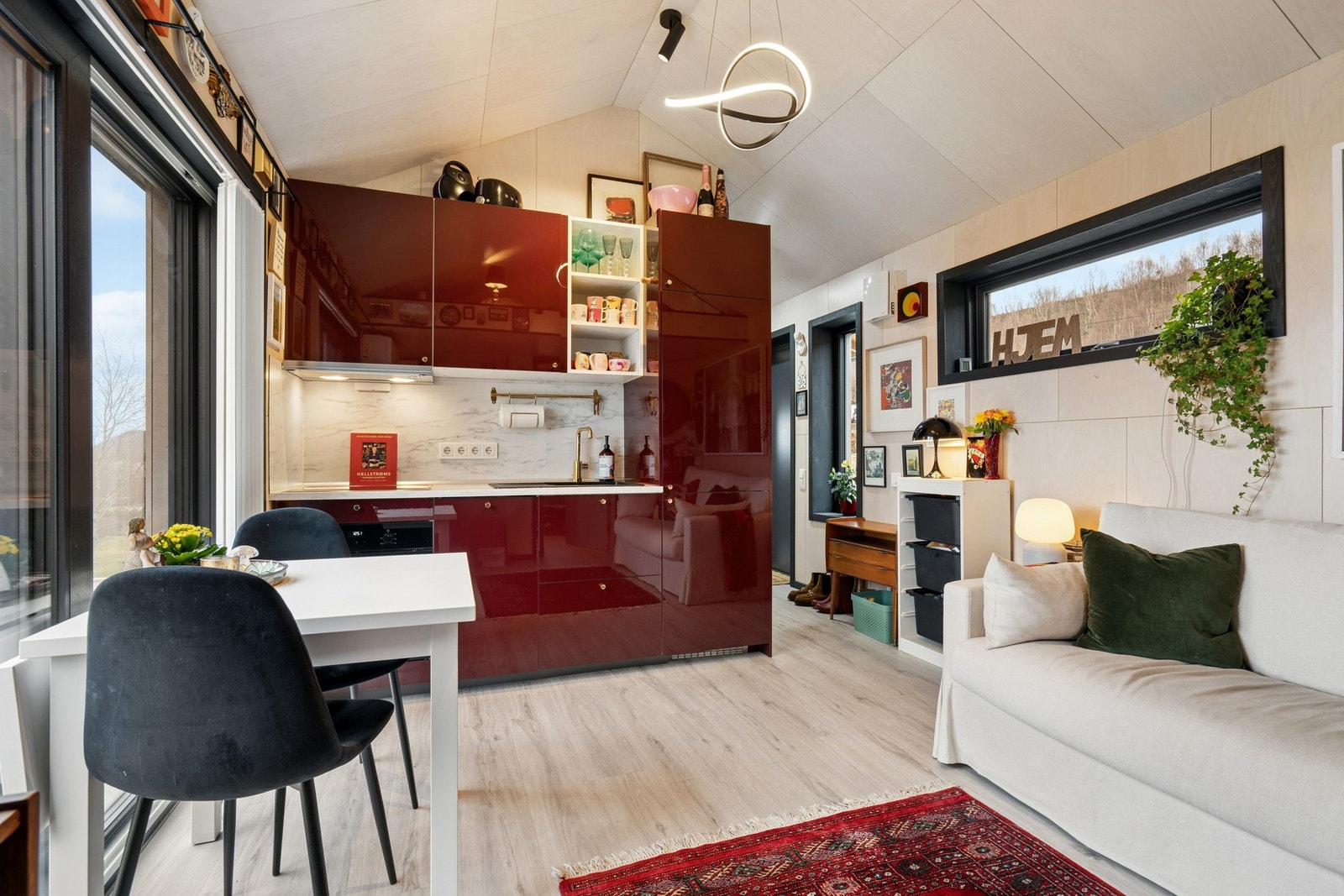 Kjøkken fra IKEA med glatte fronter og benkeplate i laminat. Galleribilde