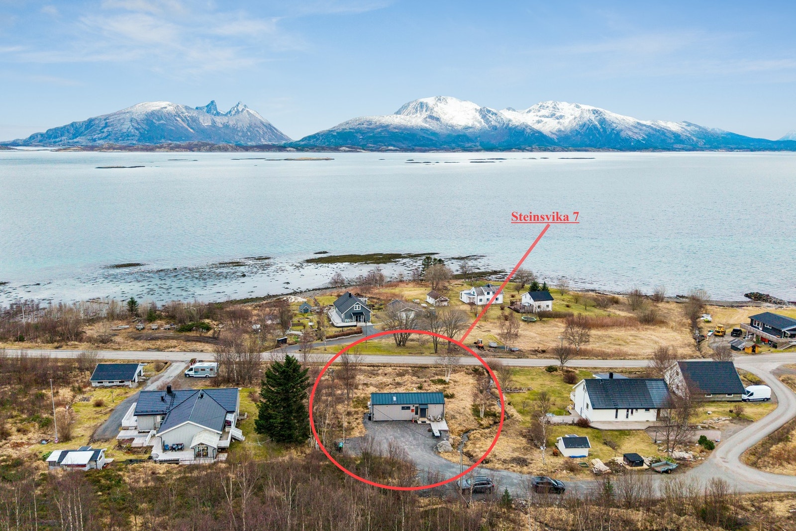 Boligen ligger nydelig til med utsikt mot fjell og hav! Galleribilde