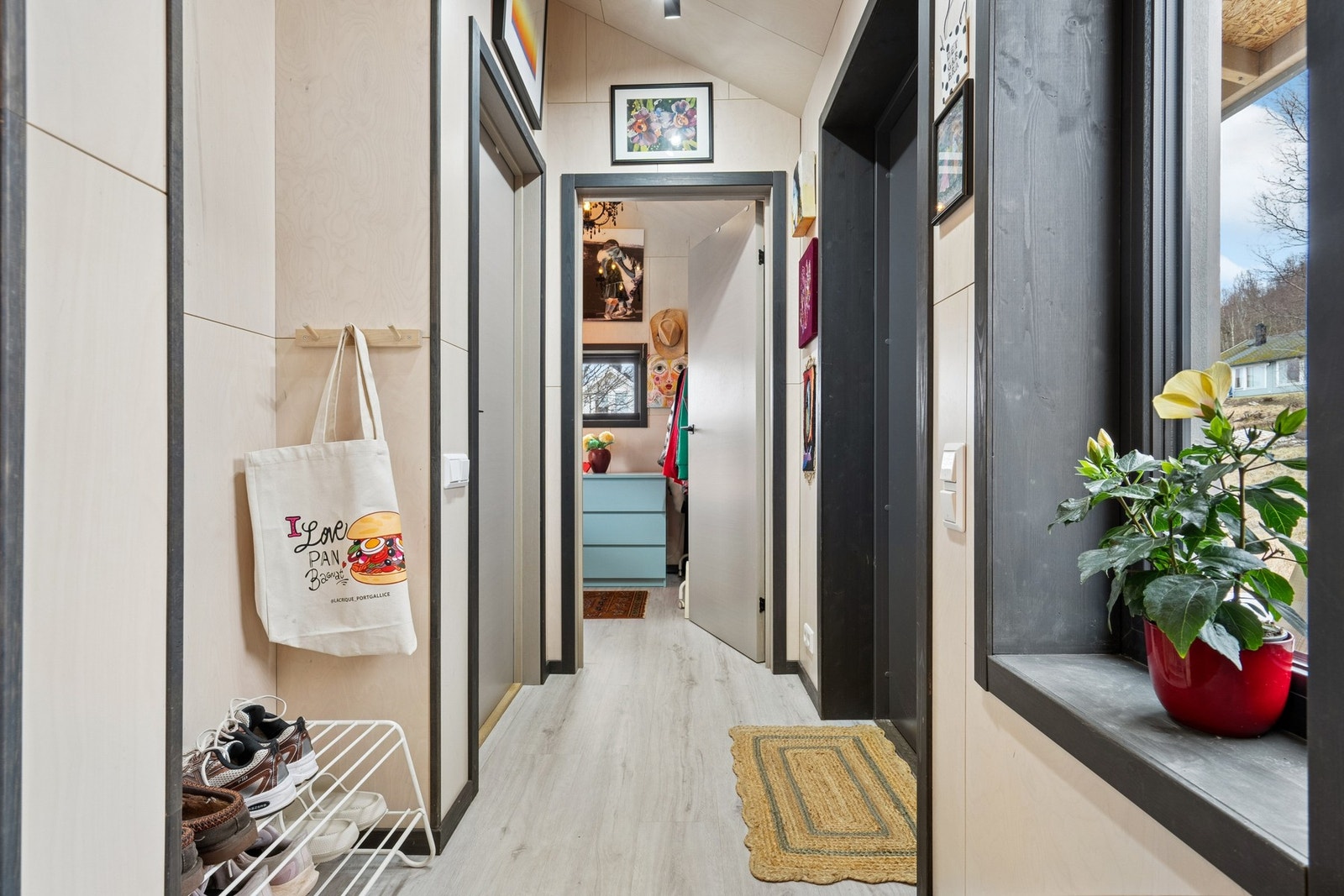 Praktisk entré med plass til jakkeoppheng og skohylle. Galleribilde