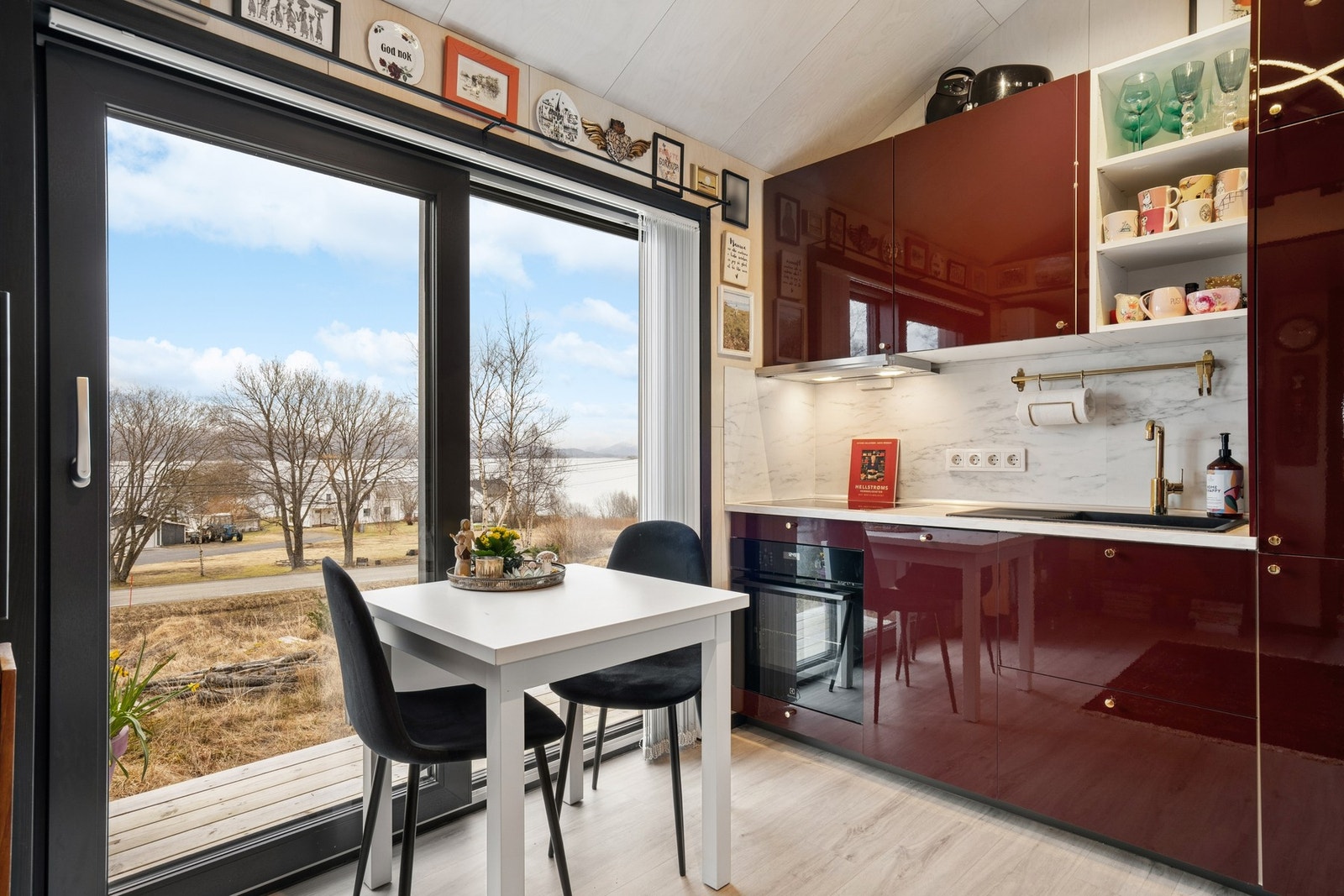 Det er integrert kjøl/fryseskap, oppvaskmaskin, platetopp og stekeovn. Kjøkkenventilator med avtrekk ut er etablert. Galleribilde