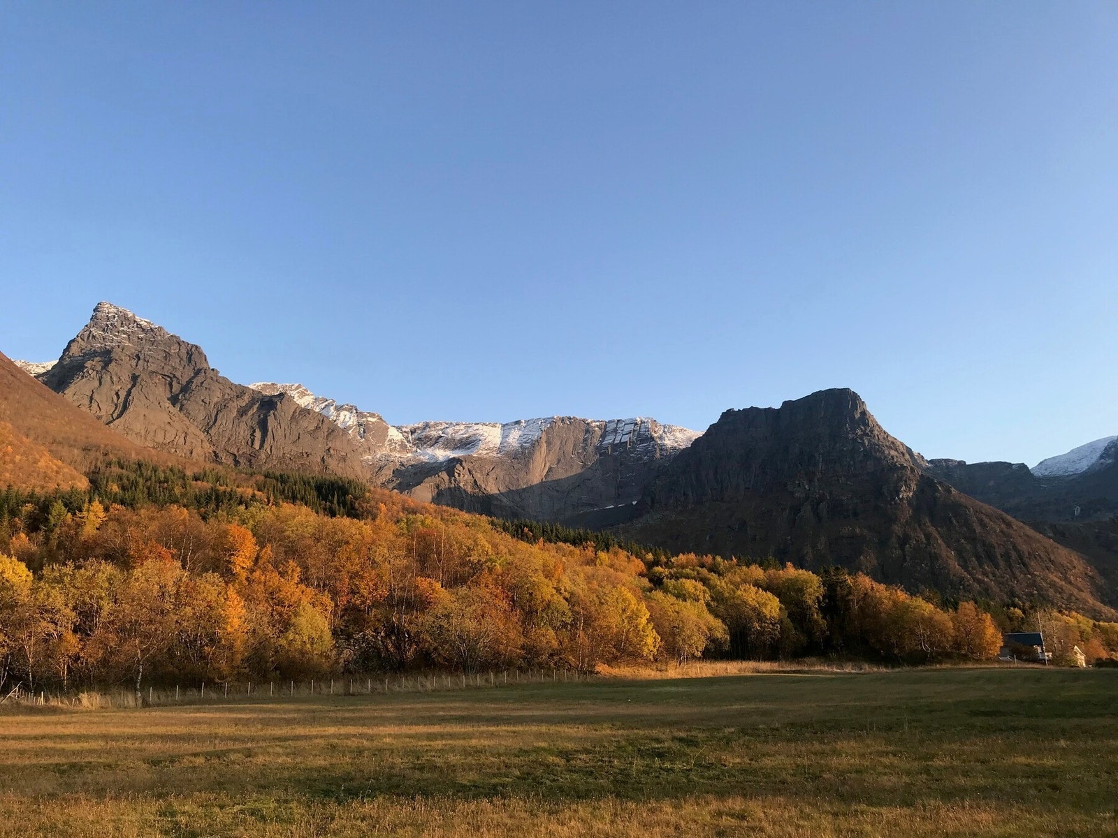 Brennvikfjellene er majestetiske - her finner du mange merket stier både for barn og gamle! Galleribilde