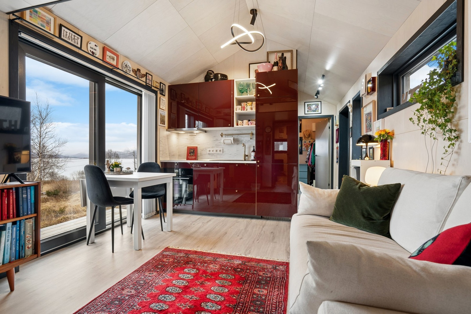 Fra stua er det flott utsikt mot Skotstindan og Leinesfjord. Galleribilde