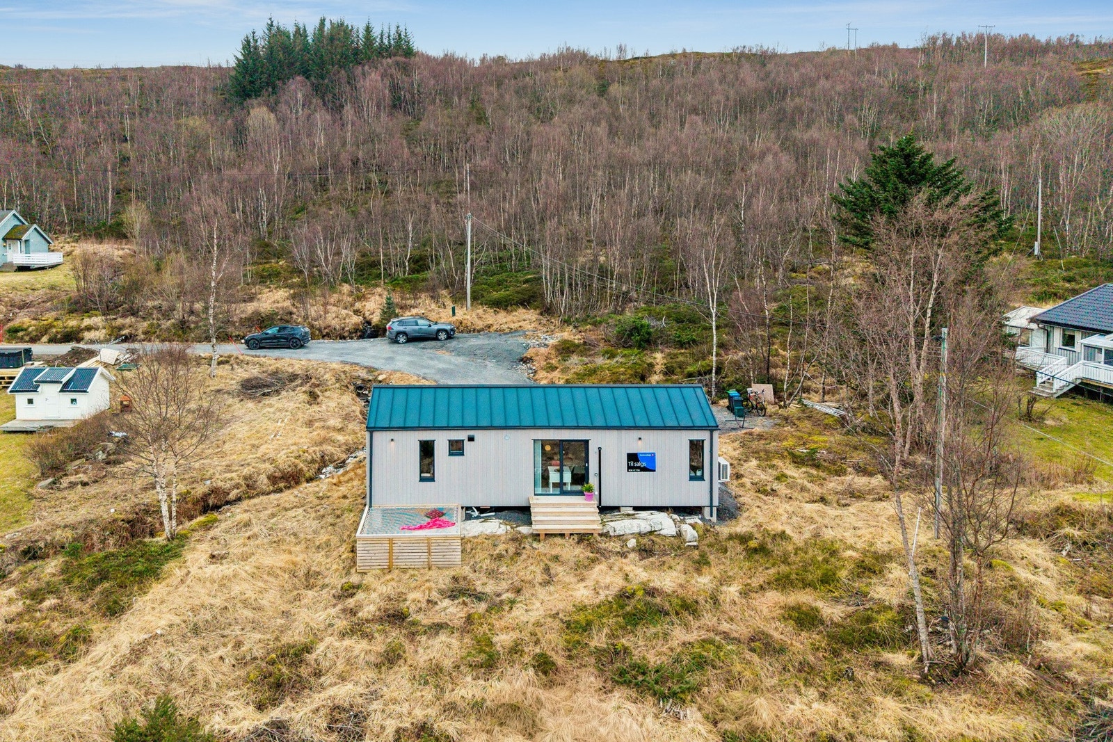 Gode parkeringsmuligheter i front av boligen på gruset areal. Galleribilde