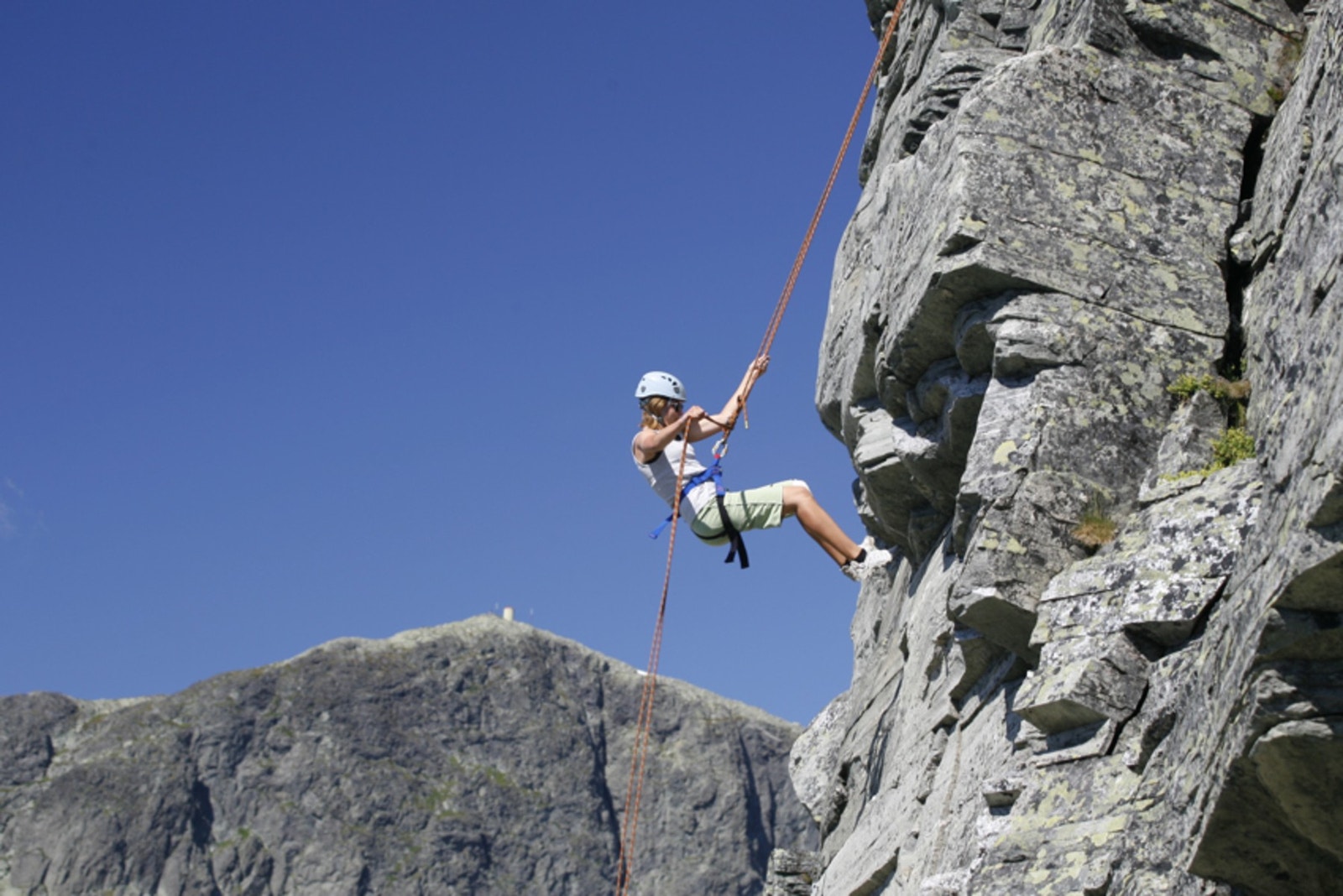 Ca. 12 km fra Beitostølen ligger Synshorn Via Ferrata: 'Mellom innsjøen Bygdin og Vinstervann ligger Synshorn. Erfarne guider tar deg trygt og sikkert opp den bratte fjellsiden og langs trange fjellhyller på en tilrettelagt rute som fører deg helt til top Galleribilde