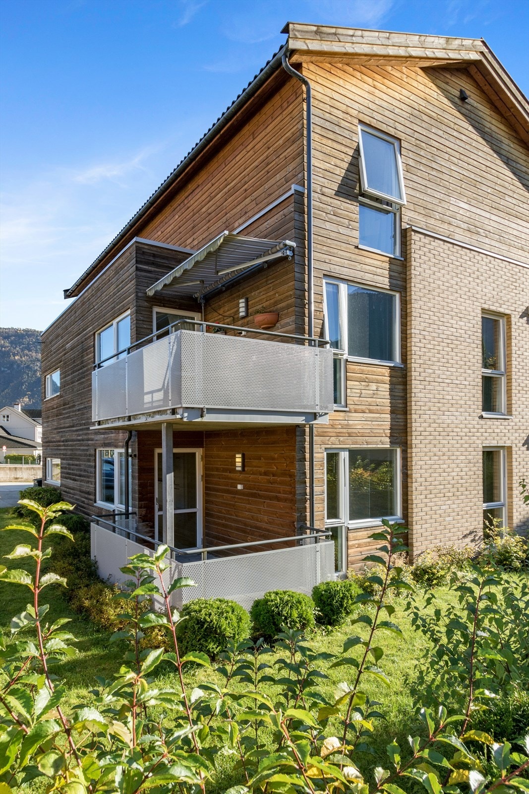 Terrassen er har skjerma og fin plassering mot sameigets fellesareal. Galleribilde