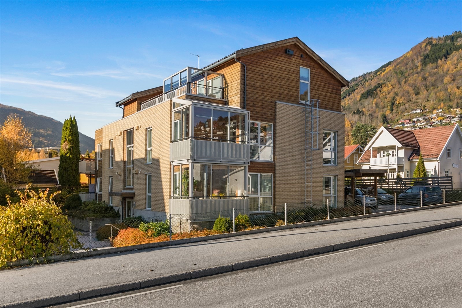 Det er gangavstand til skule, barnehage, Fosshaugane Campus og Sogndal sentrum med dei fleste servicetilbod. Galleribilde