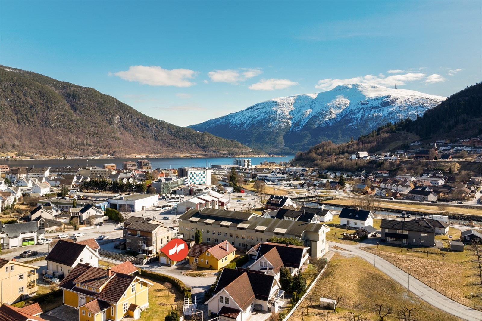 Leilegheita disponerer og ei bod og fast biloppstillingsplass i felles garasjekjellar i nabobygget. Galleribilde