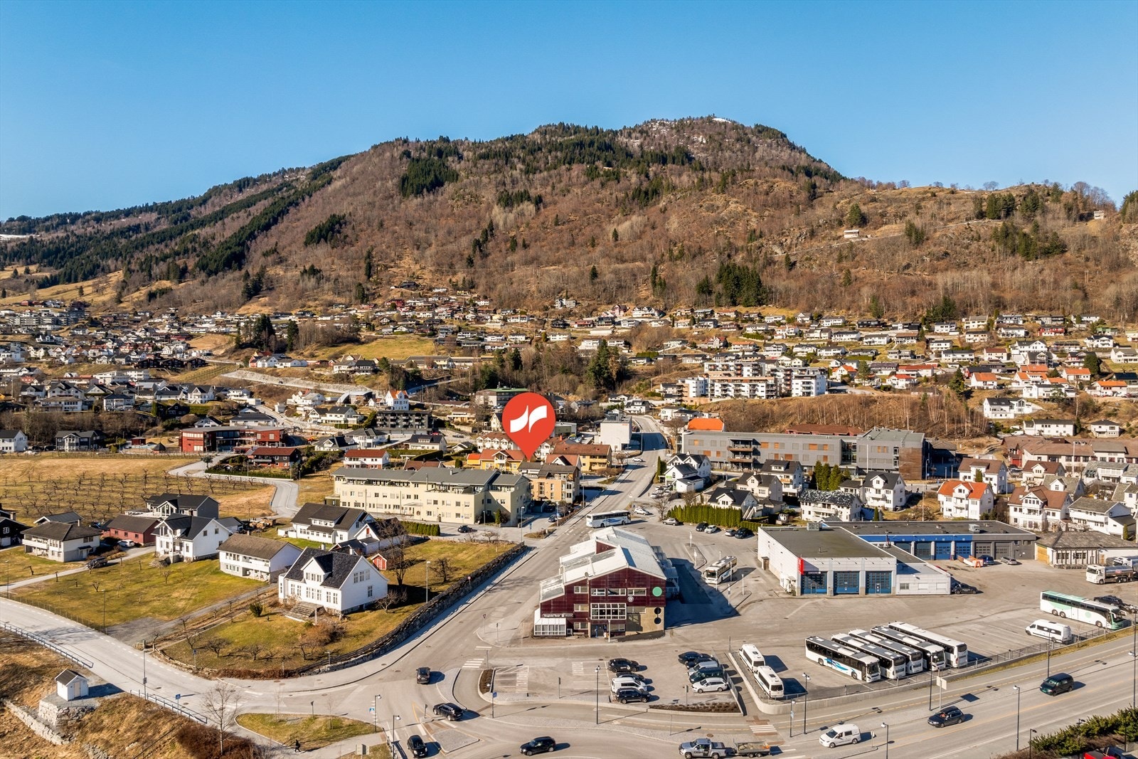 Leilegheita har ei svært sentral plassering midt i Sogndal sentrum, like ved skysstasjonen. Galleribilde