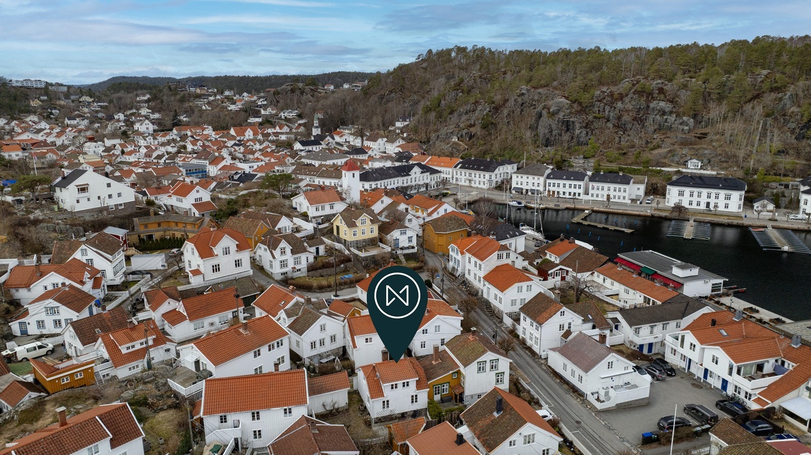 Norvik v/ Stian Todd & Ida M. Vatne har gleden av å presentere Kamperhaugveien 2- En sjarmerende og innholdrik sørlandsperle i hjerte av "Den hvite by ved Skagerak". Foto: Fokus Foto Galleribilde