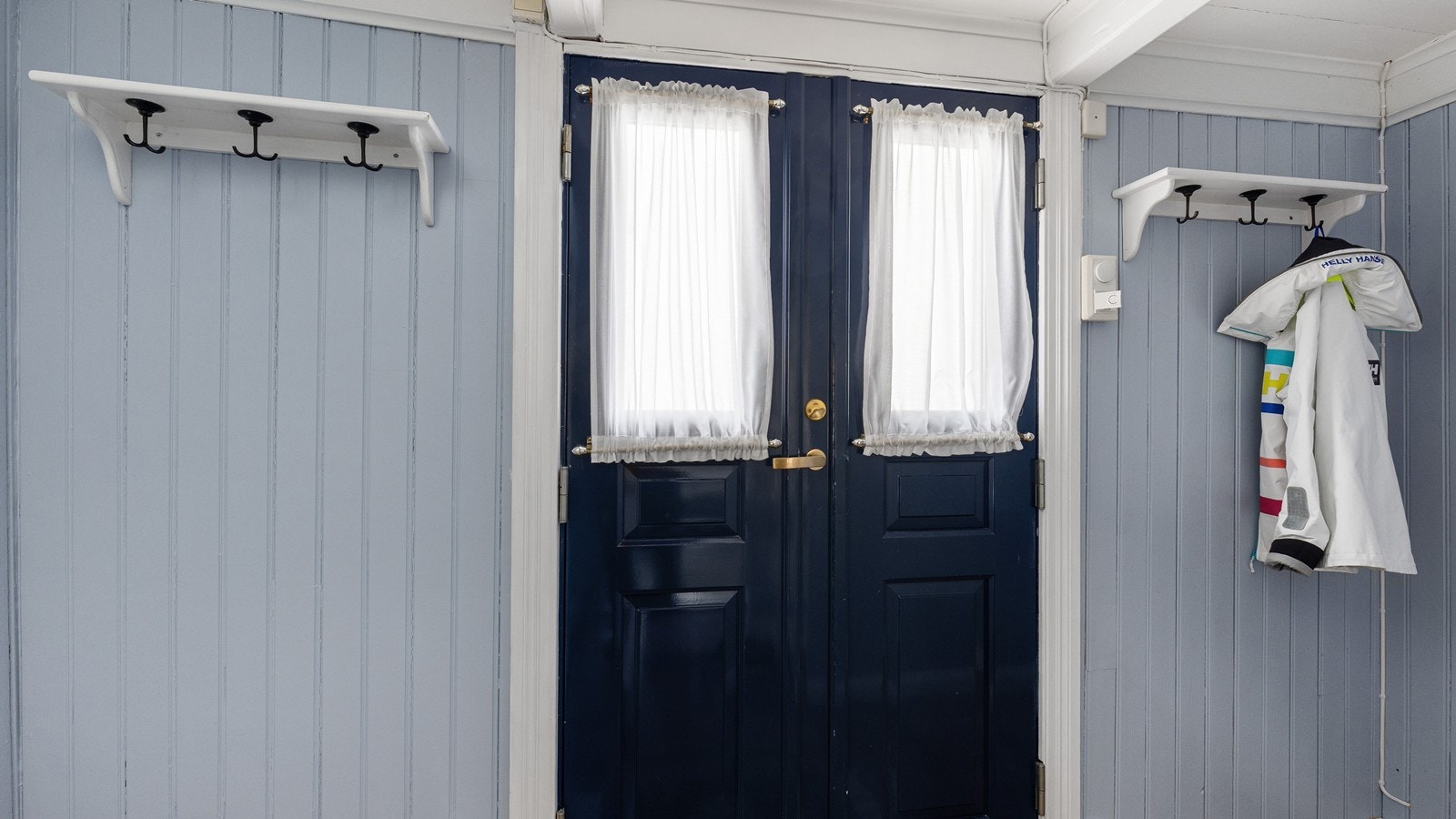 Klassiske, doble inngangsdører med vindusfelt - som setter det sjarmerende preg "Risør preget". Galleribilde