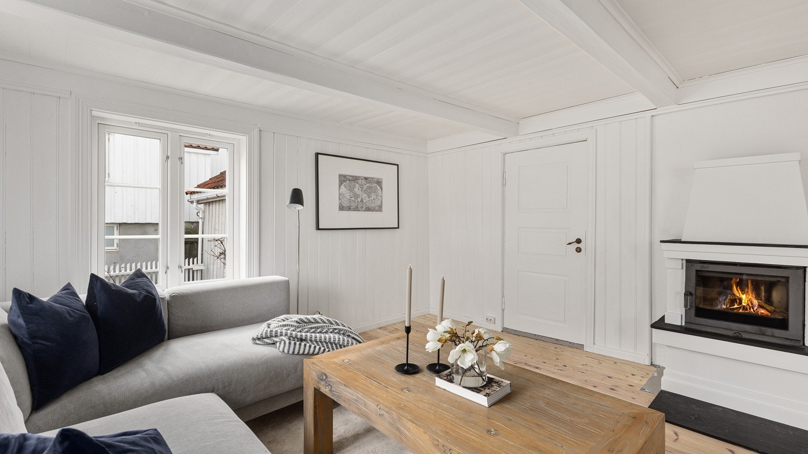 Gode muligheter for å dele inn i ulike soner - her er det etablert en koselig sofakrok med lun, varm og behagelig atmosfære fra peisen. Galleribilde