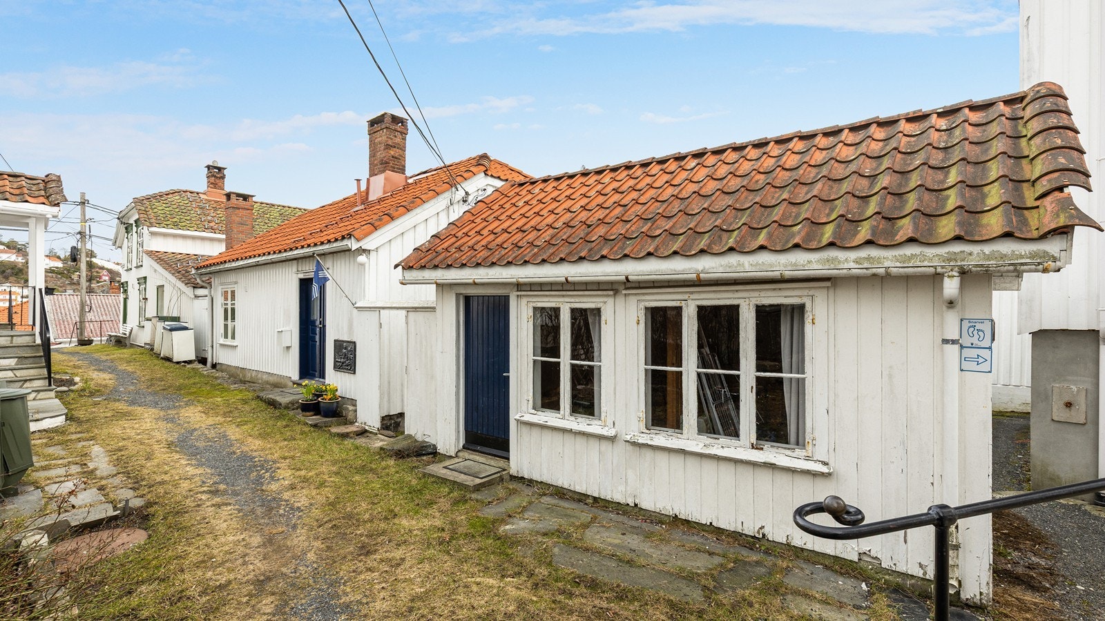 Sjarmerende, trange gater omringet av eldre trehusbebyggelse. Galleribilde