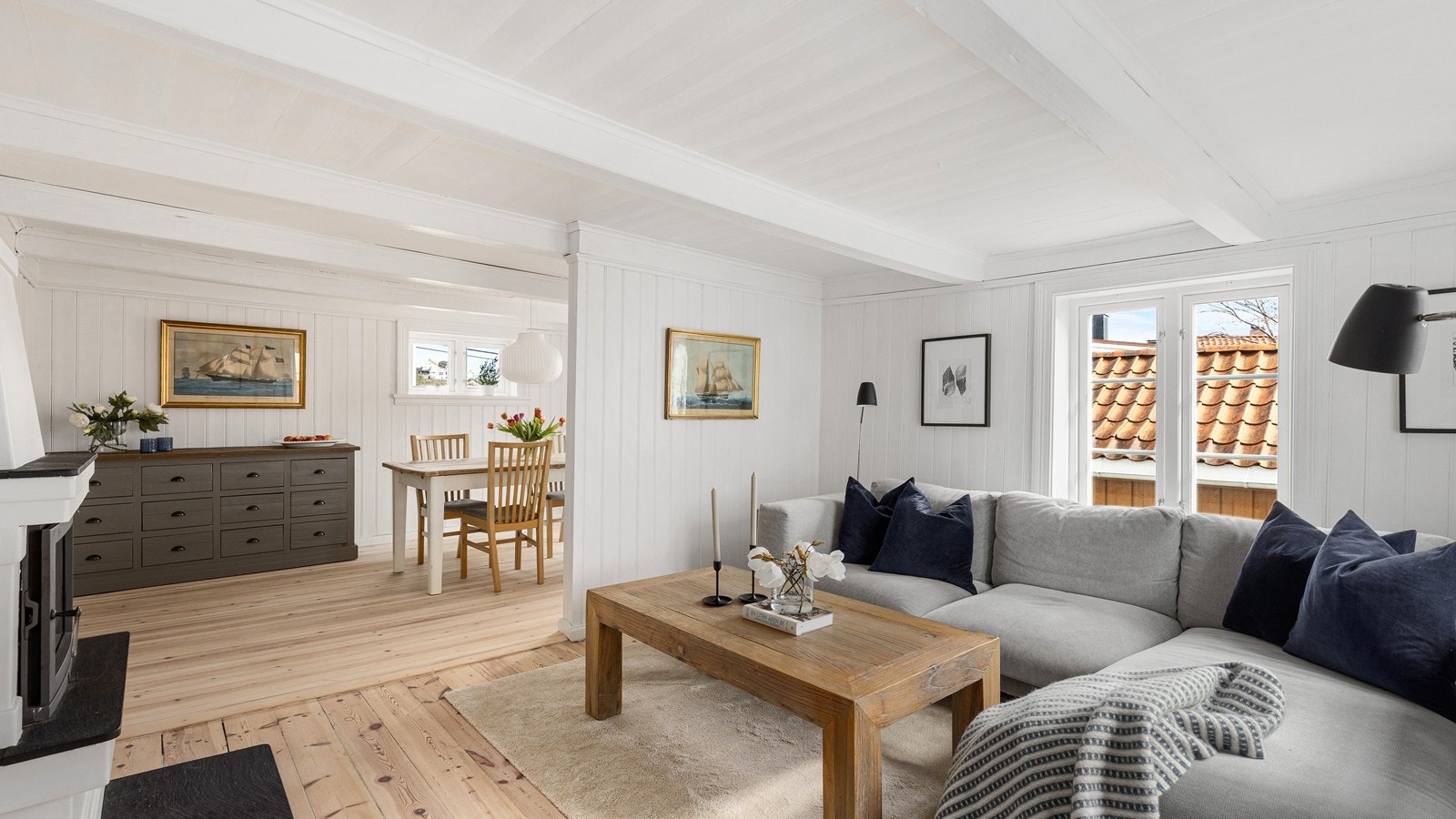 Lys og innbydende stue med gode møbleringsmuligheter, lyse overflater og flotte lysinnslipp fra vinduer. Galleribilde