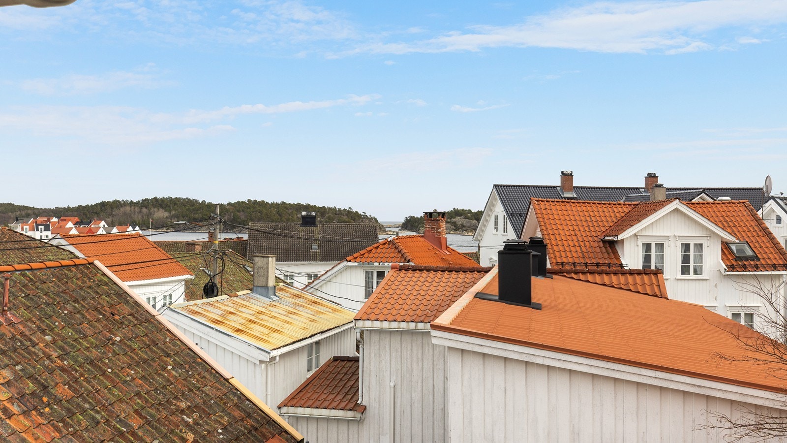 Utsikt fra soveromsvinduet. Her våkner du opp og er kun et steinkast unna et friskt morgenbad. Galleribilde