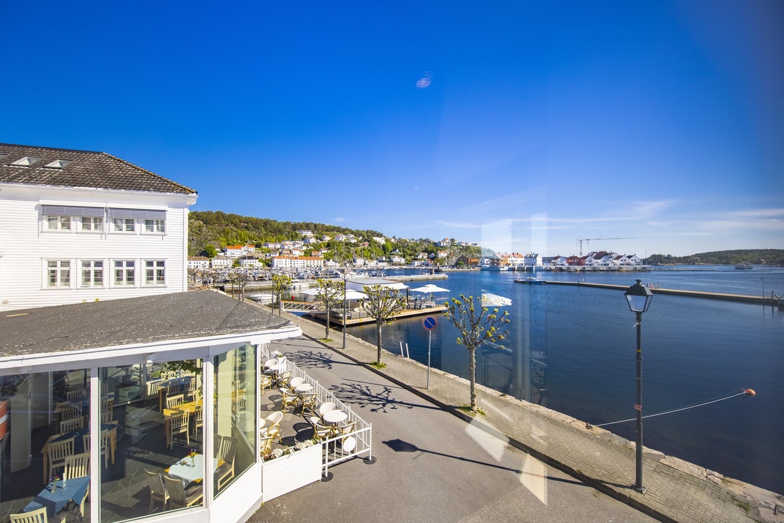 Fra eiendommen er det kort gangavstand til sentrum med kafeer, restauranter og butikker. I tillegg har du nærhet skjærgården og flotte tur og badeområder. Galleribilde