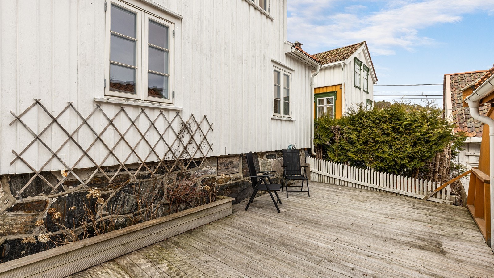 Usjenert og romslig terrasse som man kan møblere etter eget ønske. Galleribilde