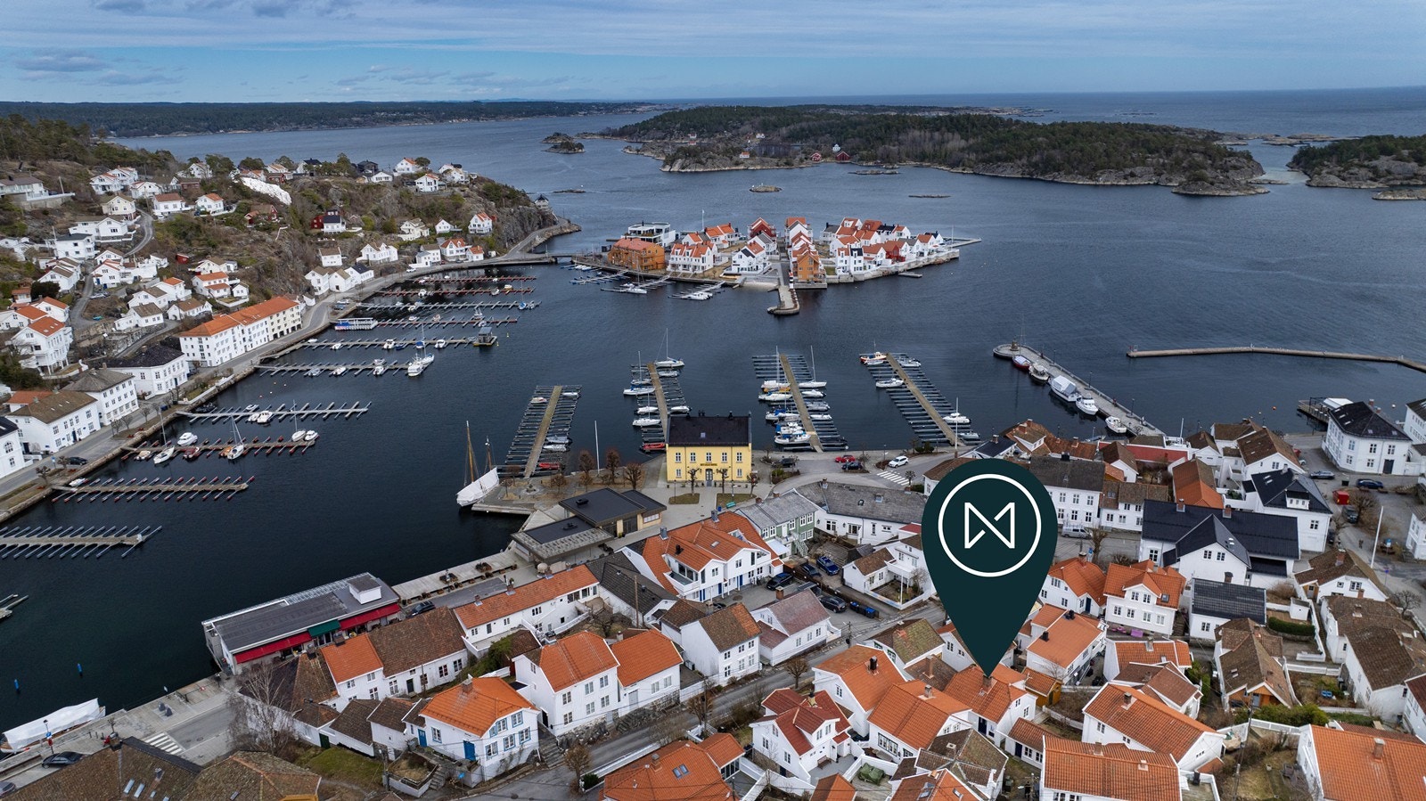 Kunst og kulturbyen som Risør omtales som, huser tre store internasjonale festivaler som gjør at byen bobler over av sommerglade mennesker i sommer månedene. Galleribilde