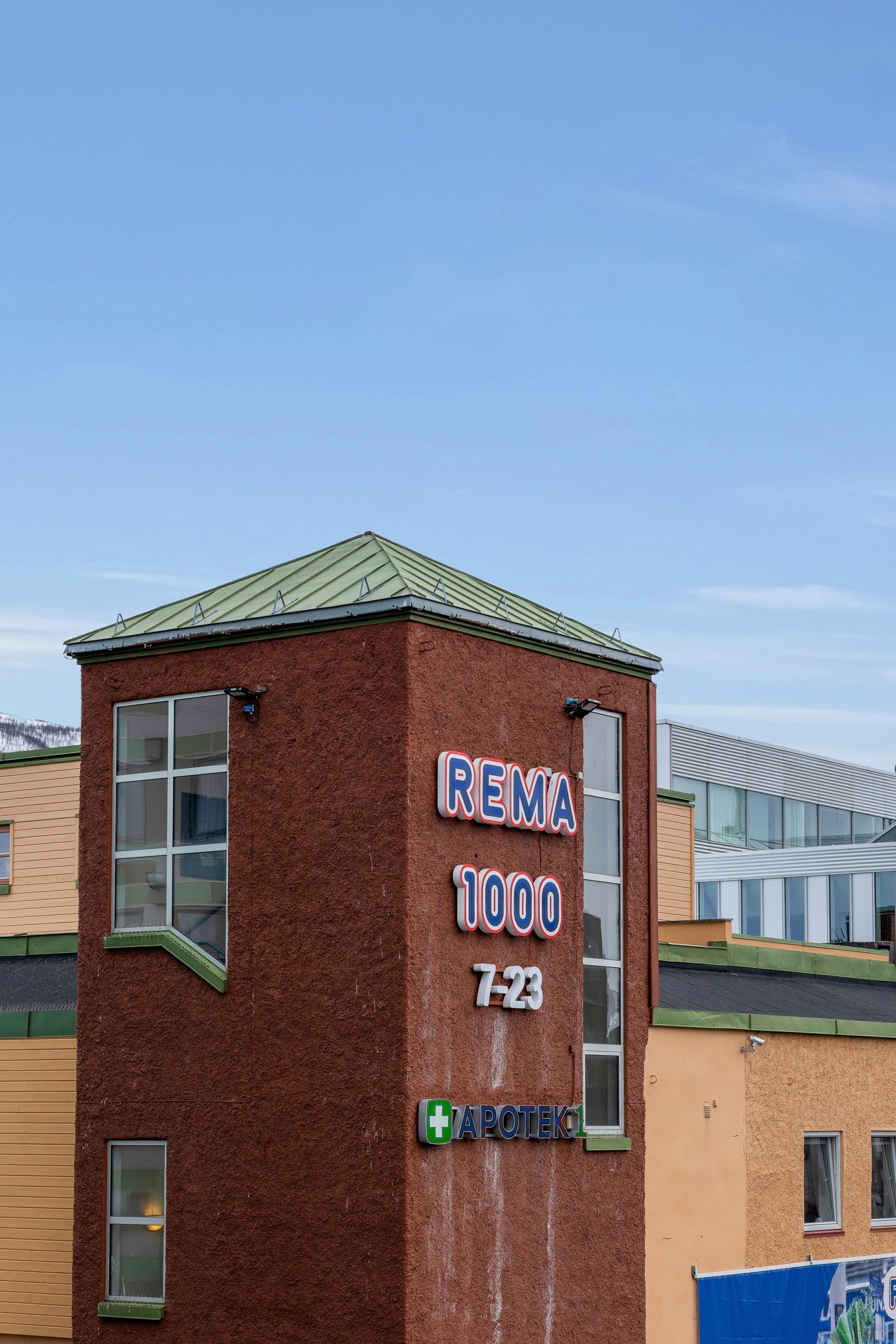 Det er både Rema butikk og Spar butikk rett utenfor bygget. Galleribilde