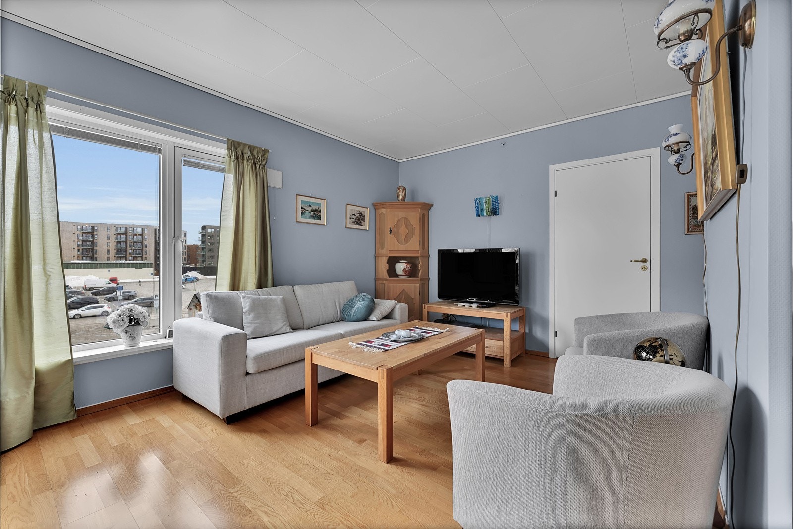 Store vindusflater som gir rikelig med lysinnslipp. Galleribilde