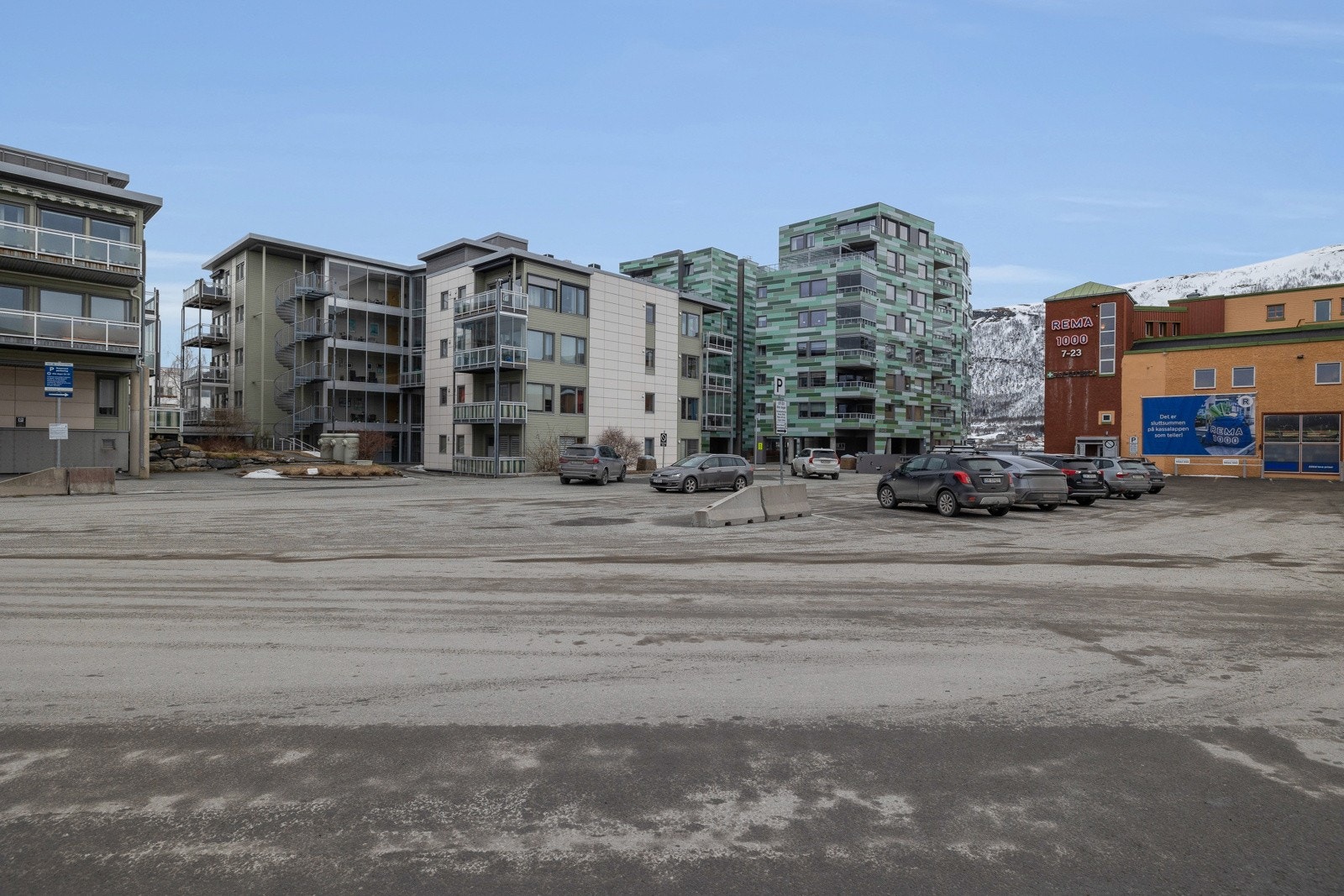 Fasade og felles parkeringsplass rett utenfor bygget Galleribilde