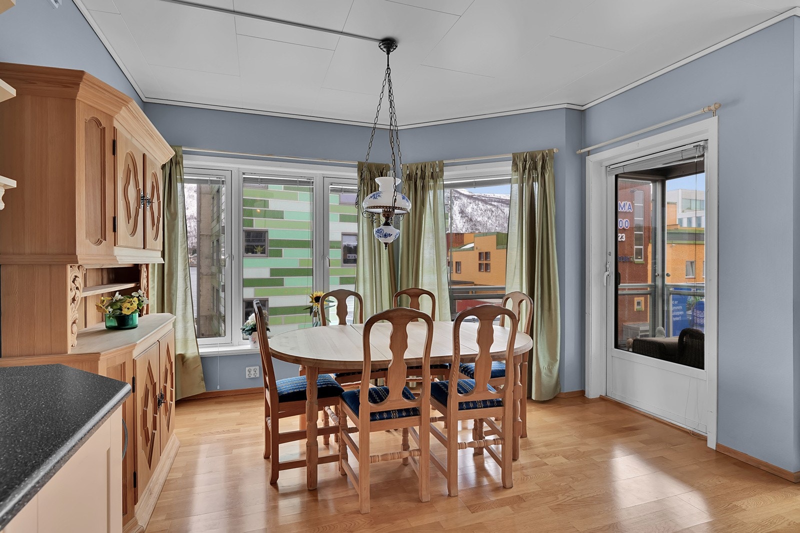 Hyggelig spisestue rett ved kjøkkenet. Galleribilde