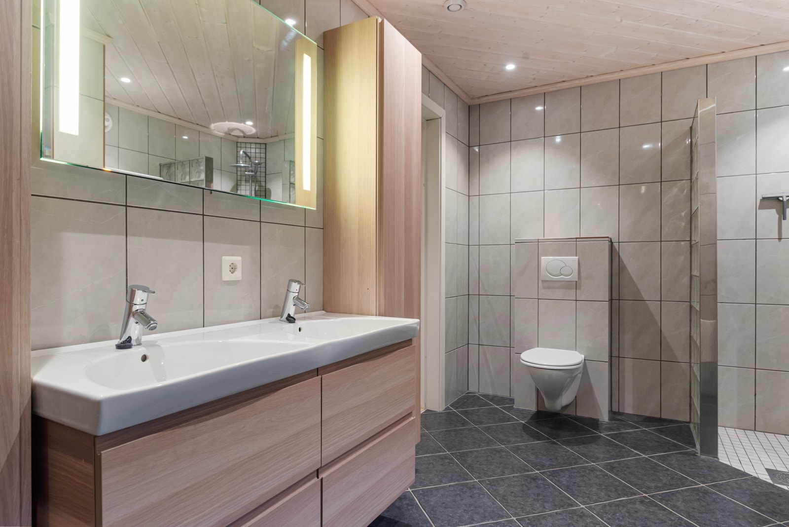 Flott, flislagt bad/vaskerom på hele 10,5² i 1. etasje, sist pusset opp i 2007. Galleribilde