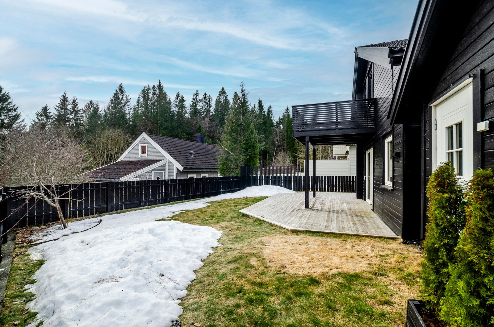 Romslig markterrasse med god plass til utemøbler, grill etc. Galleribilde